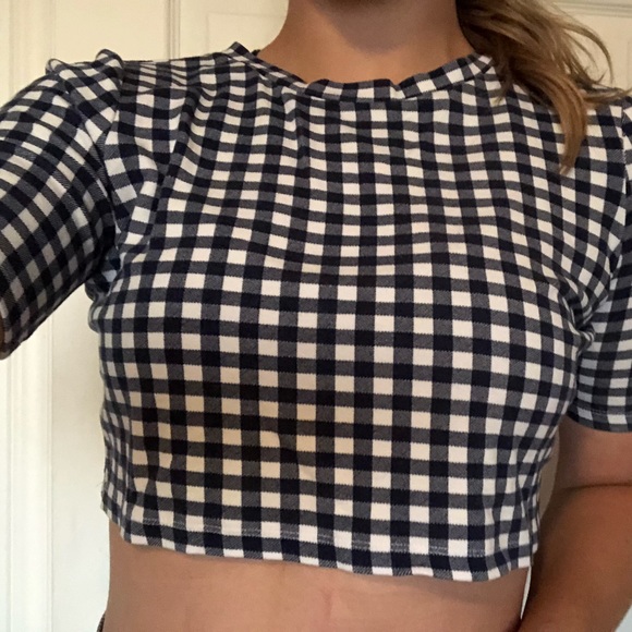 SOLD▪️3 for 30▪️ Cropped White Gingham Top - Picture 2 of 2